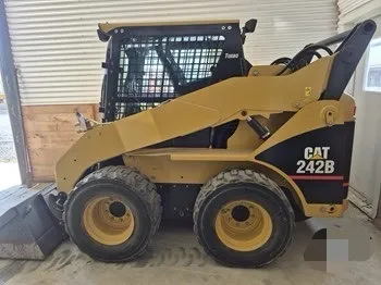 Погрузчик с бортовым поворотом CAT 242B Series 2 б/у1