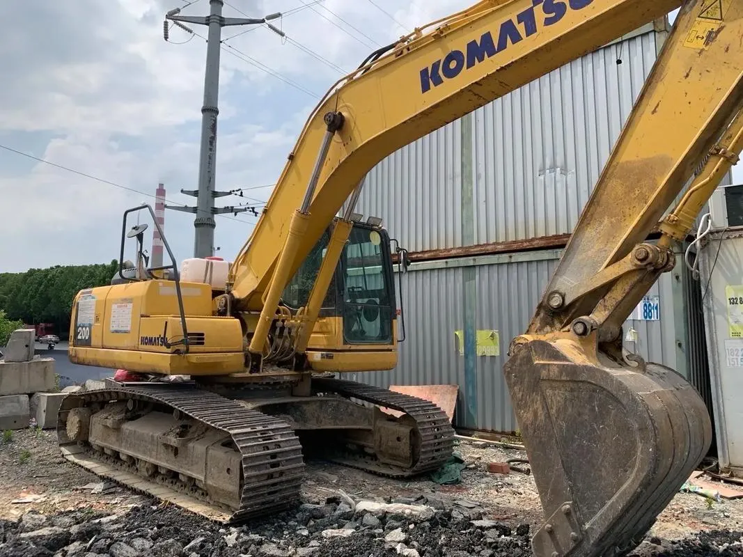 Средний экскаватор KOMATSU PC200-8M0 б/у3