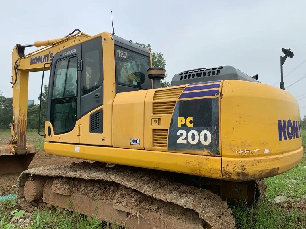 Средний экскаватор KOMATSU PC200-8M0 б/у0