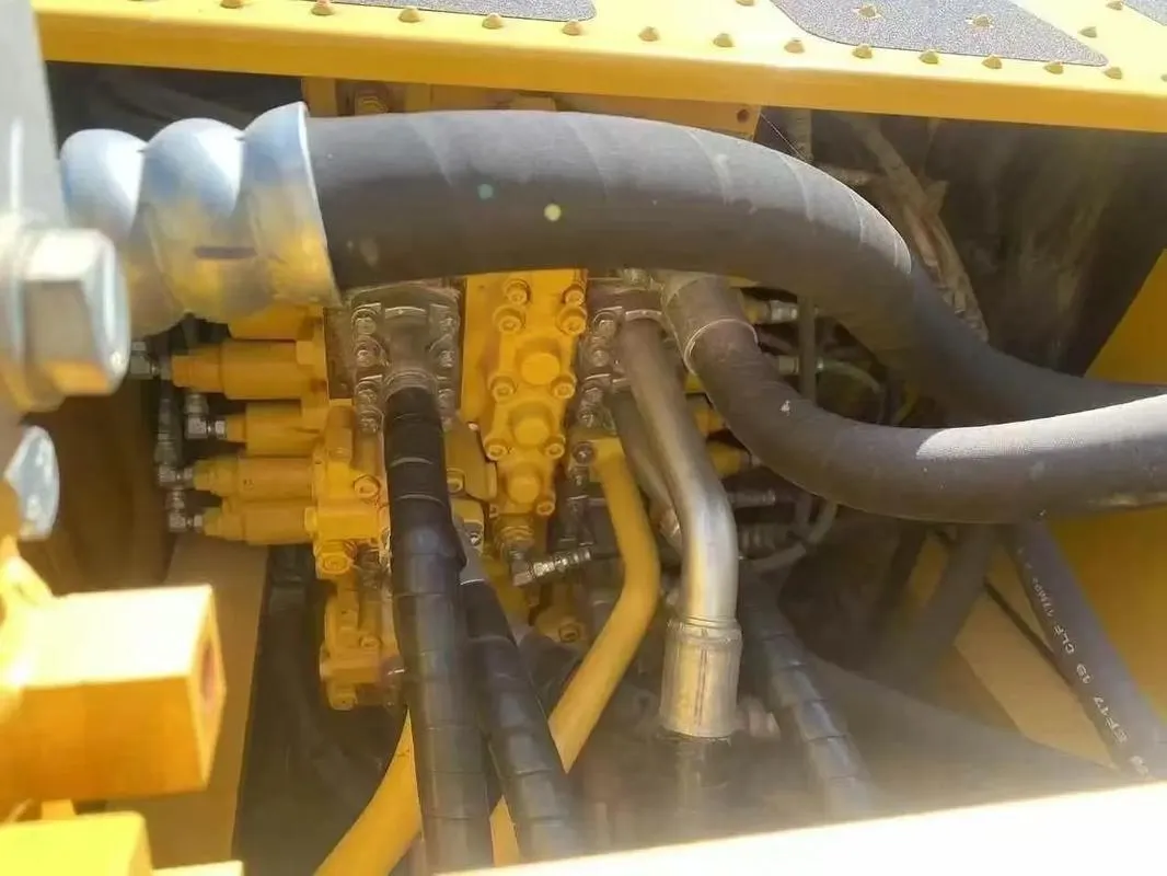 Средний экскаватор KOMATSU PC200-8M0 б/у1