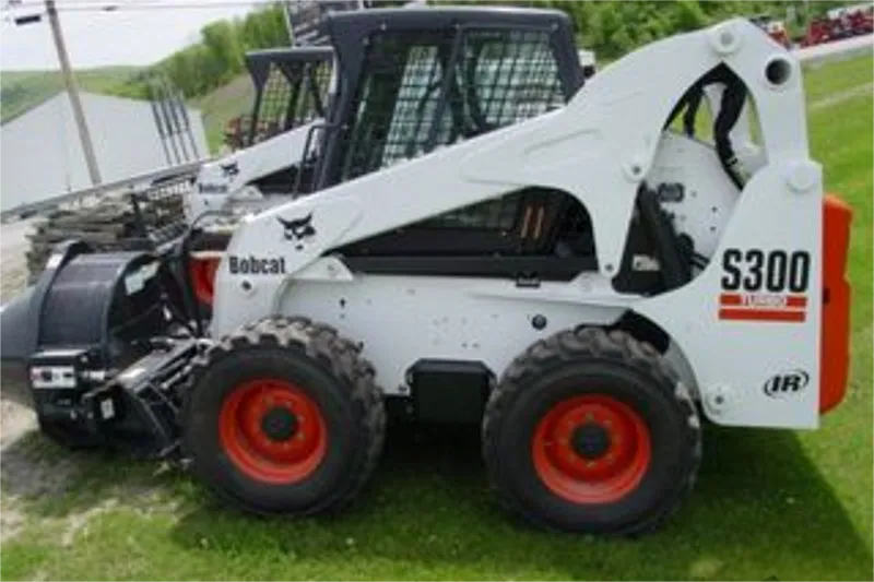 Погрузчик с бортовым поворотом Bobcat S300 б/у0